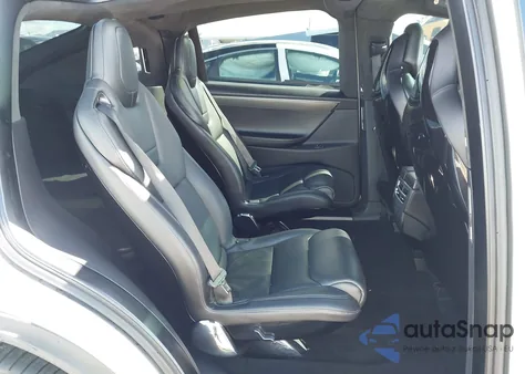 2016 Tesla Model X 60D/70D/75D/90D/P100D z USA, uszkodzony, nr VIN 5YJXCBE29GF021226